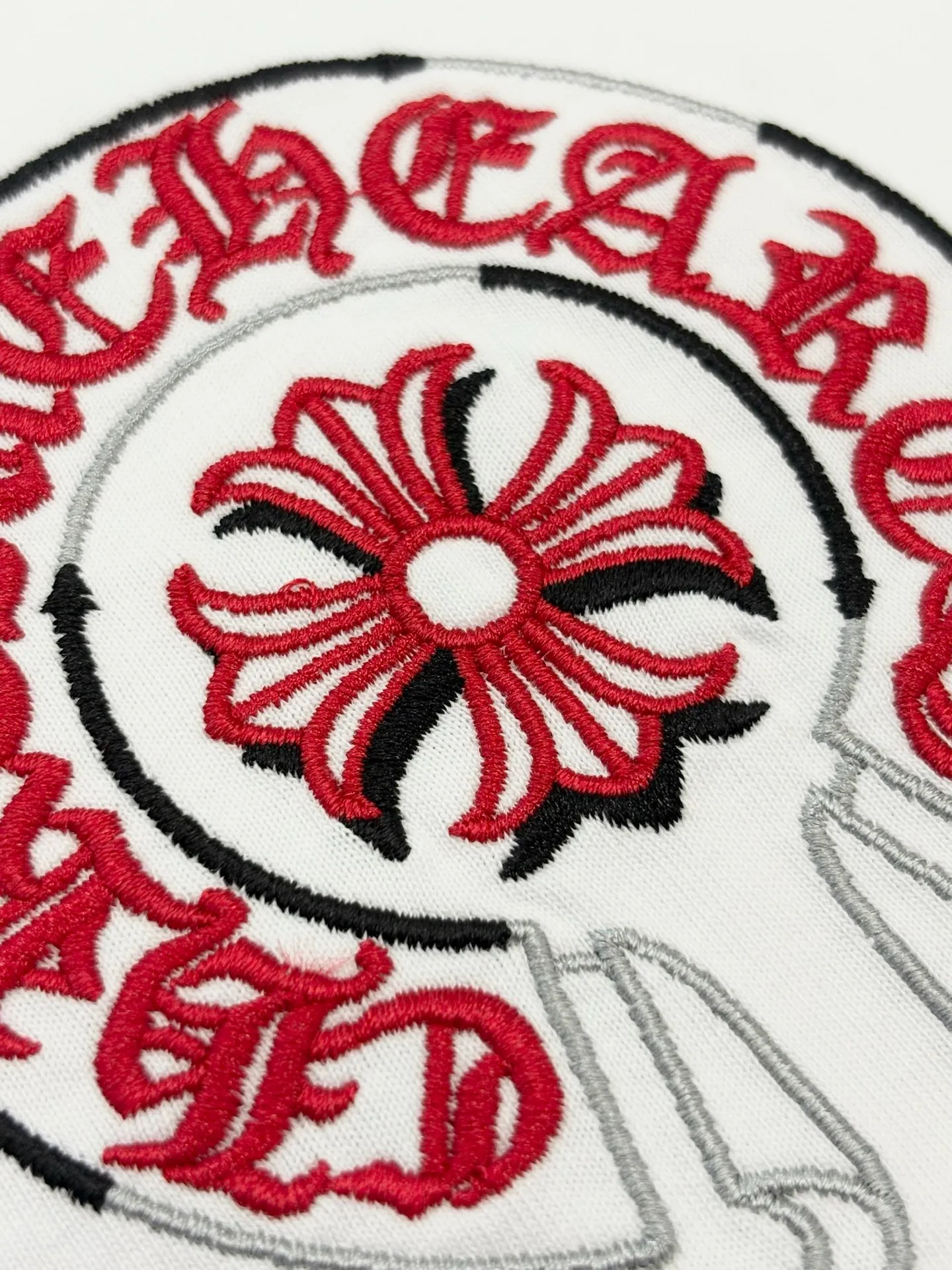 P150 [High Quality] Chrome Hearts New embroidered horseshoe logo brand logo on the front and rear panels are designed with heavy craftsmanship of 100,000 needle embroidery. High-end customized 32-count 280g fabric. Soft to the touch. Comfortable to wear. Exquisite stitching. Fine workmanship. The upper body effect is incomparably handsome! Same style for men and women, color: white, black size: S to xL